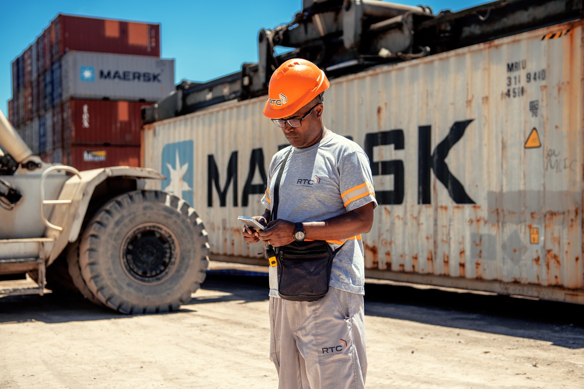 Profissional da RTC em operação no terminal de containers